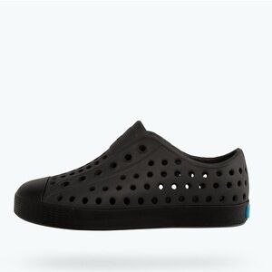 New native Jefferson all black shoe kids​​​